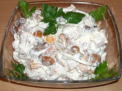 Салат с грибами и курицей «Вкусняшка»